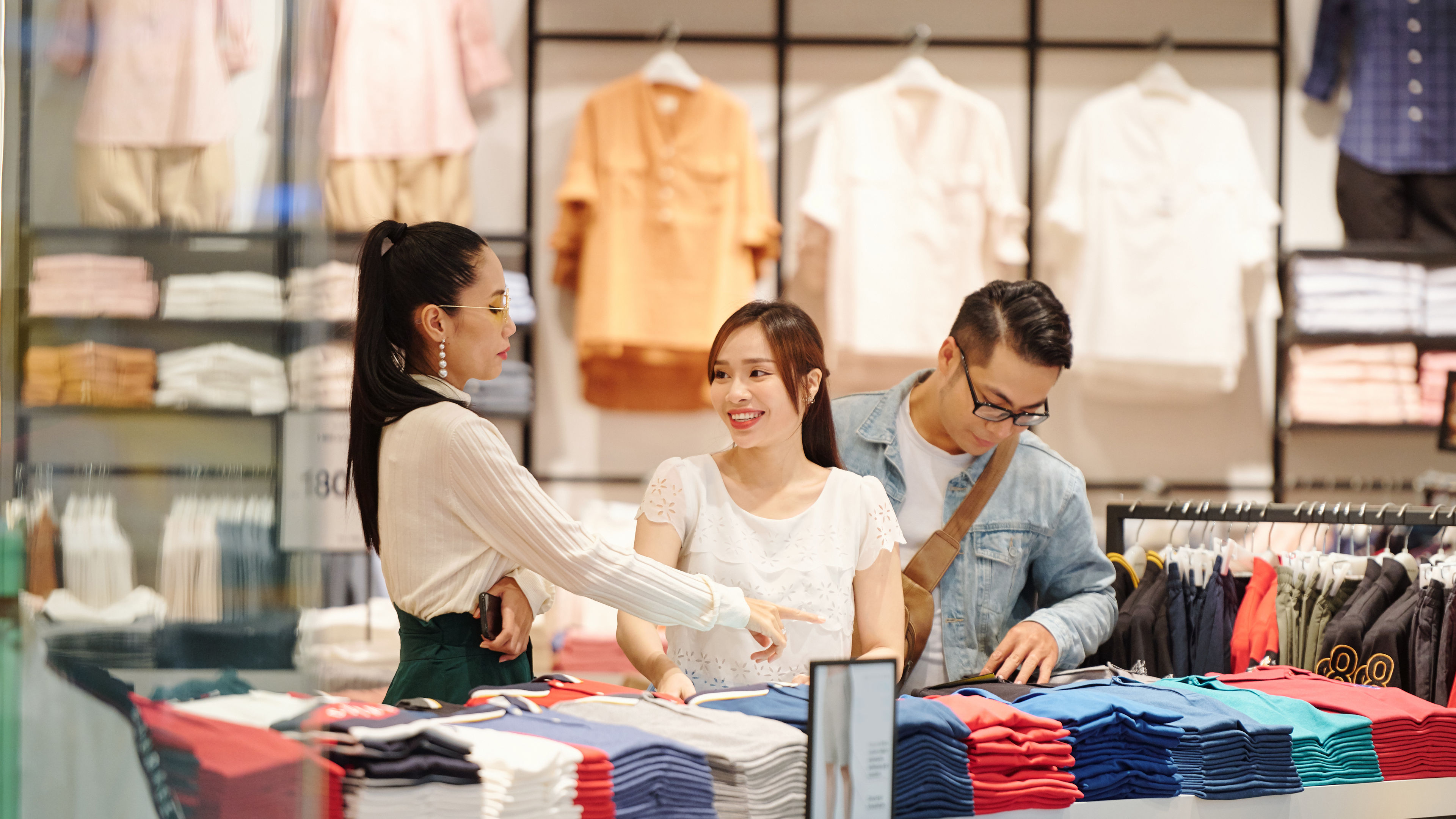 Katulong sa shop pagtulong sa mga customer