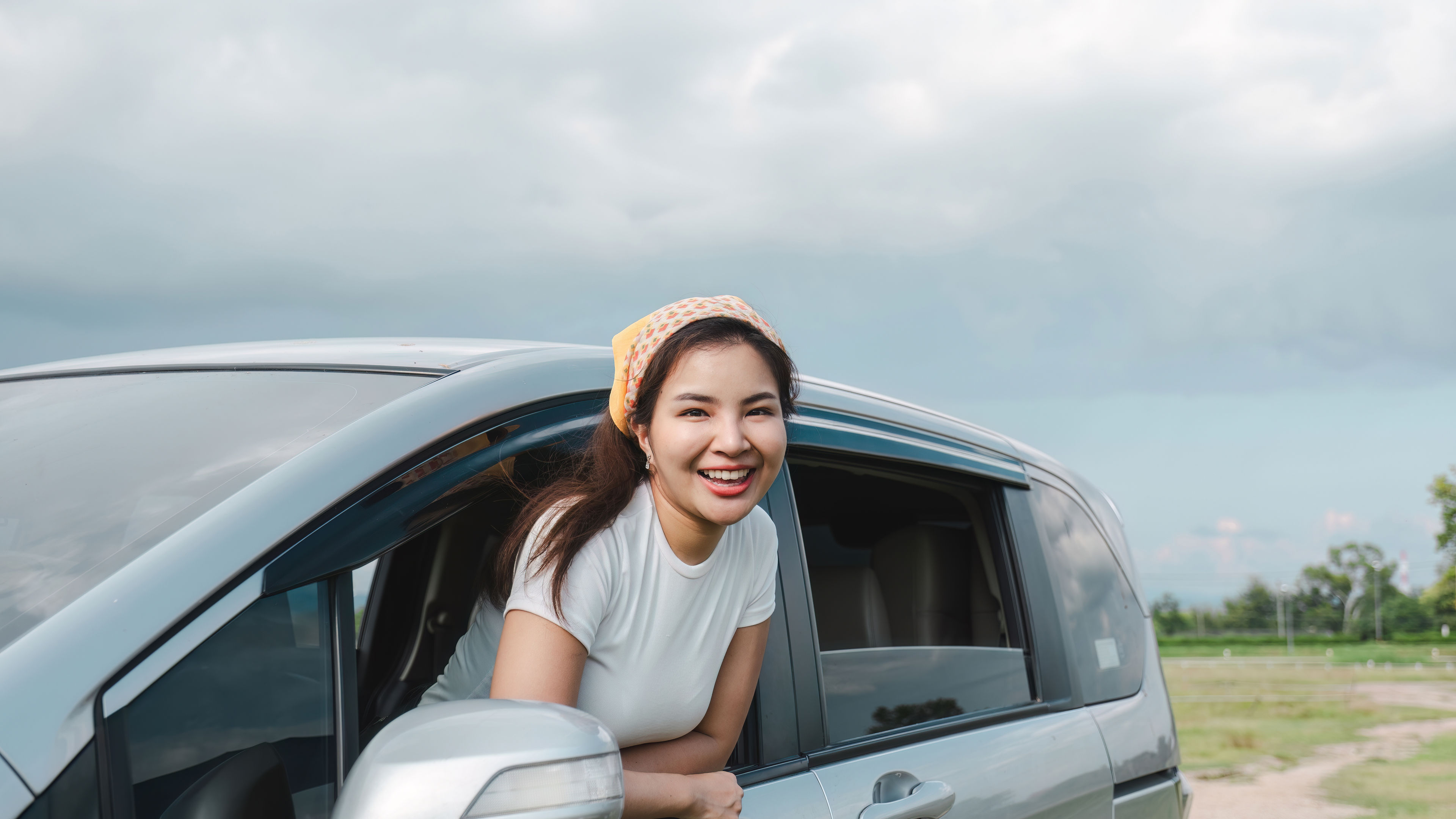Babaeng nag eenjoy sa biyahe sa kotse