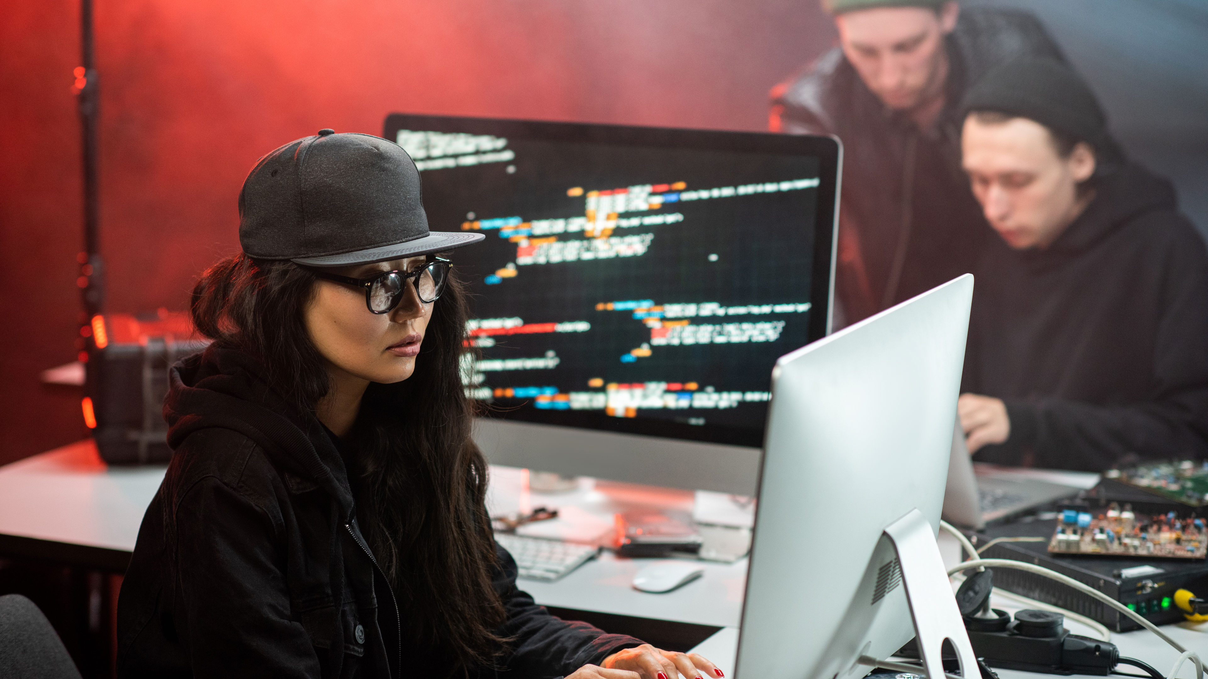 Dalagita asyano babae sa hacker attire decoding impormasyon