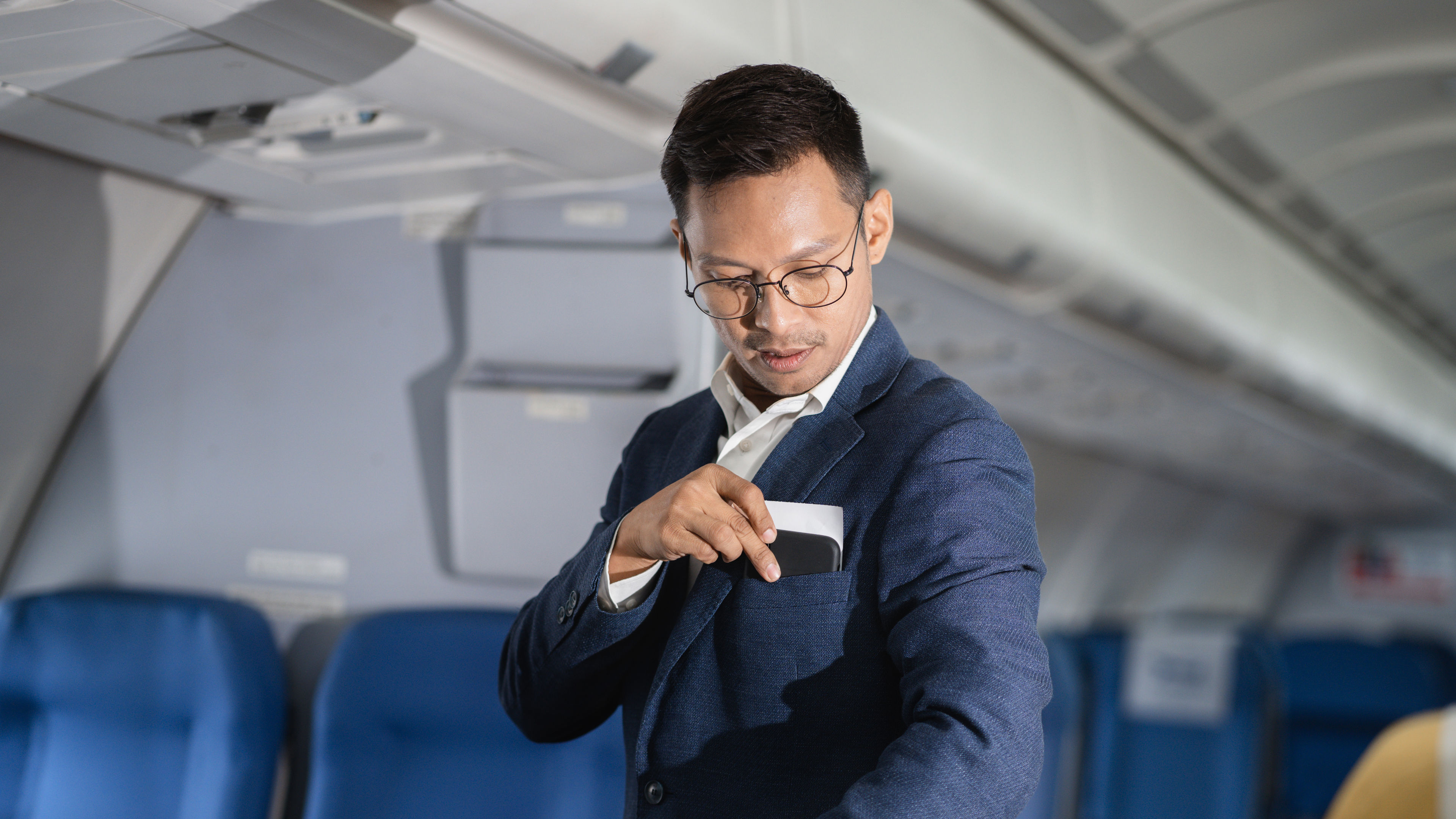 飛機、旅行同男性與旅行同背囊嘅肖像。 