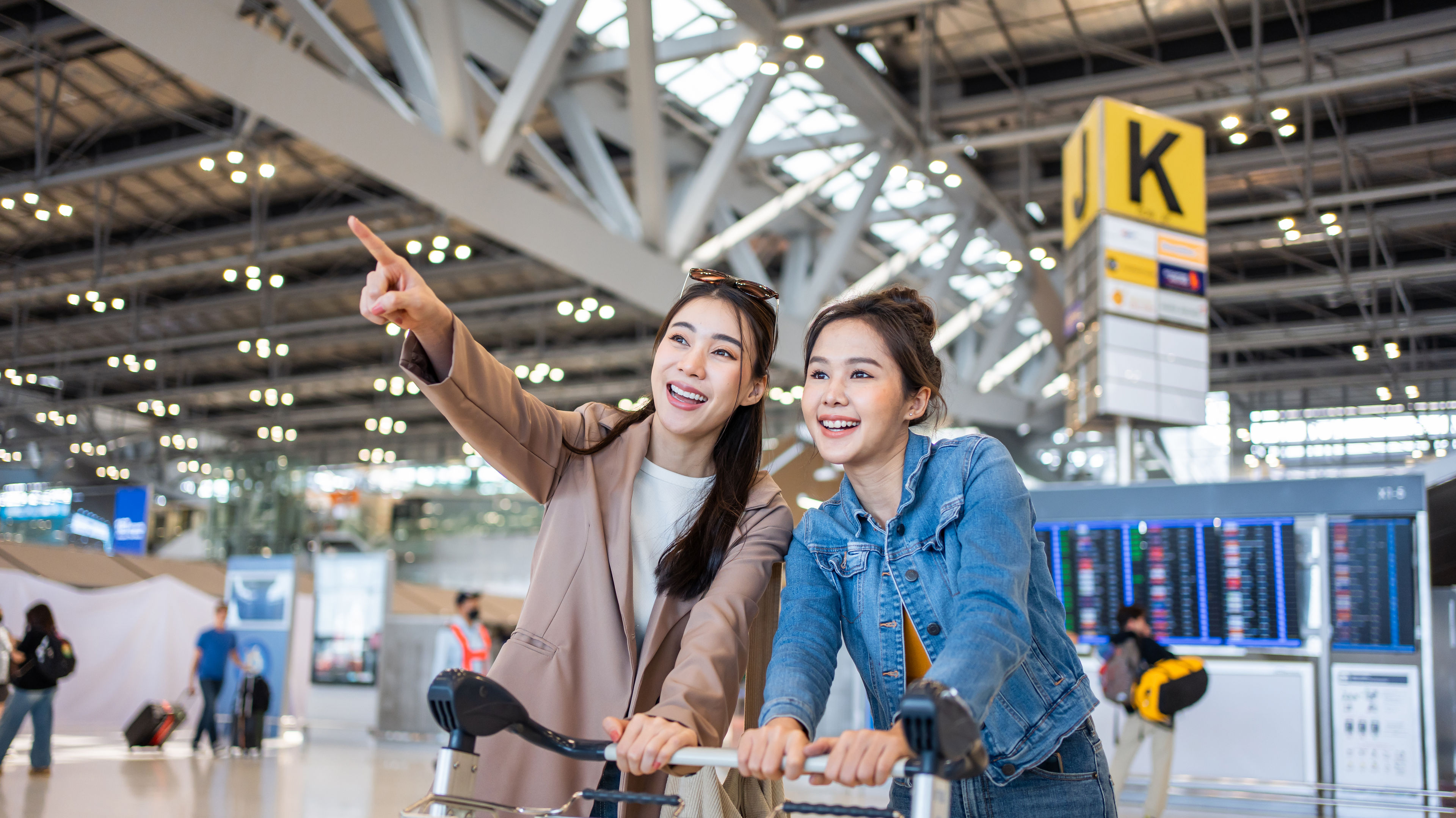 亞洲年輕女性乘客走進機場航站樓到登機口。 