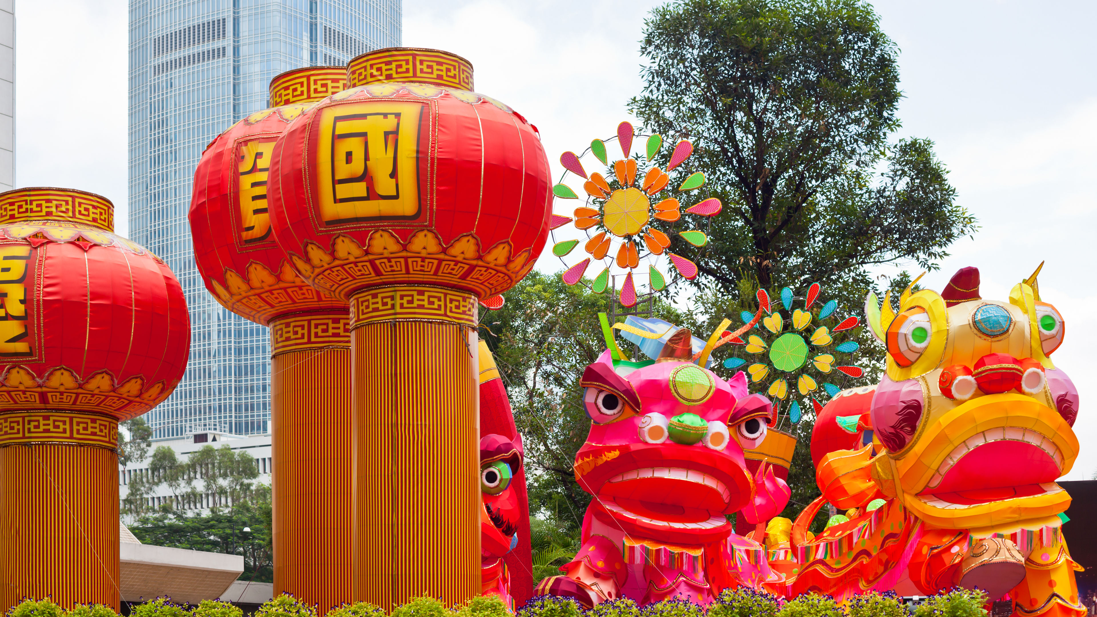 擁有傳統龍裝飾嘅公園 