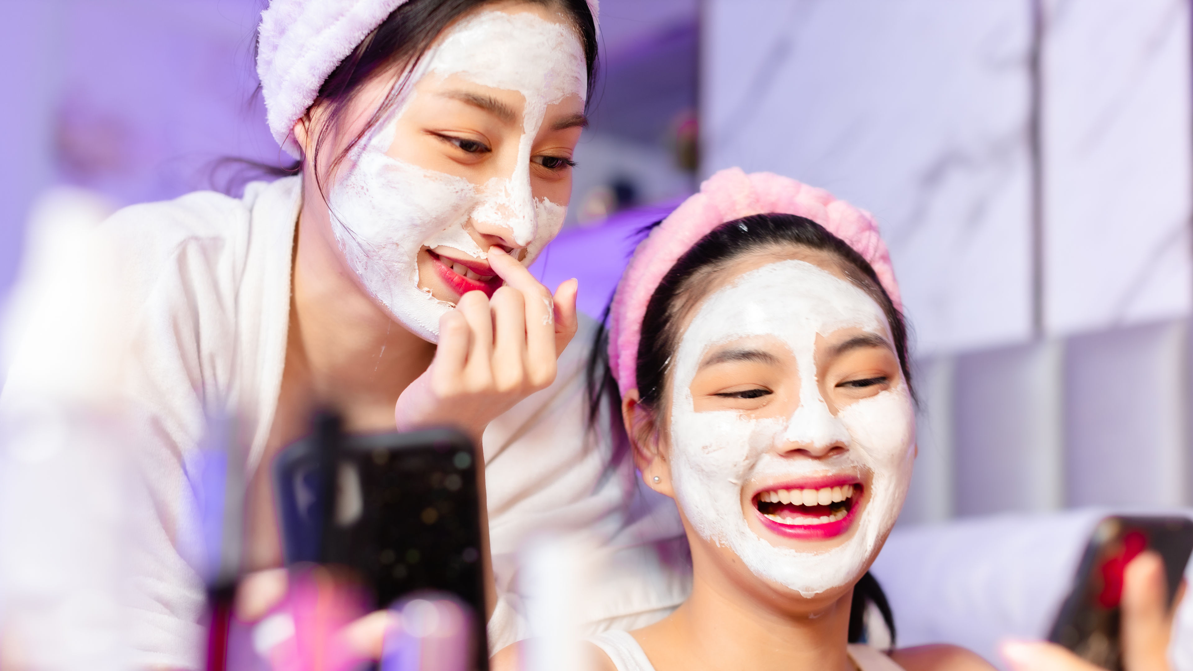 兩個女人塗咗面部擦拭