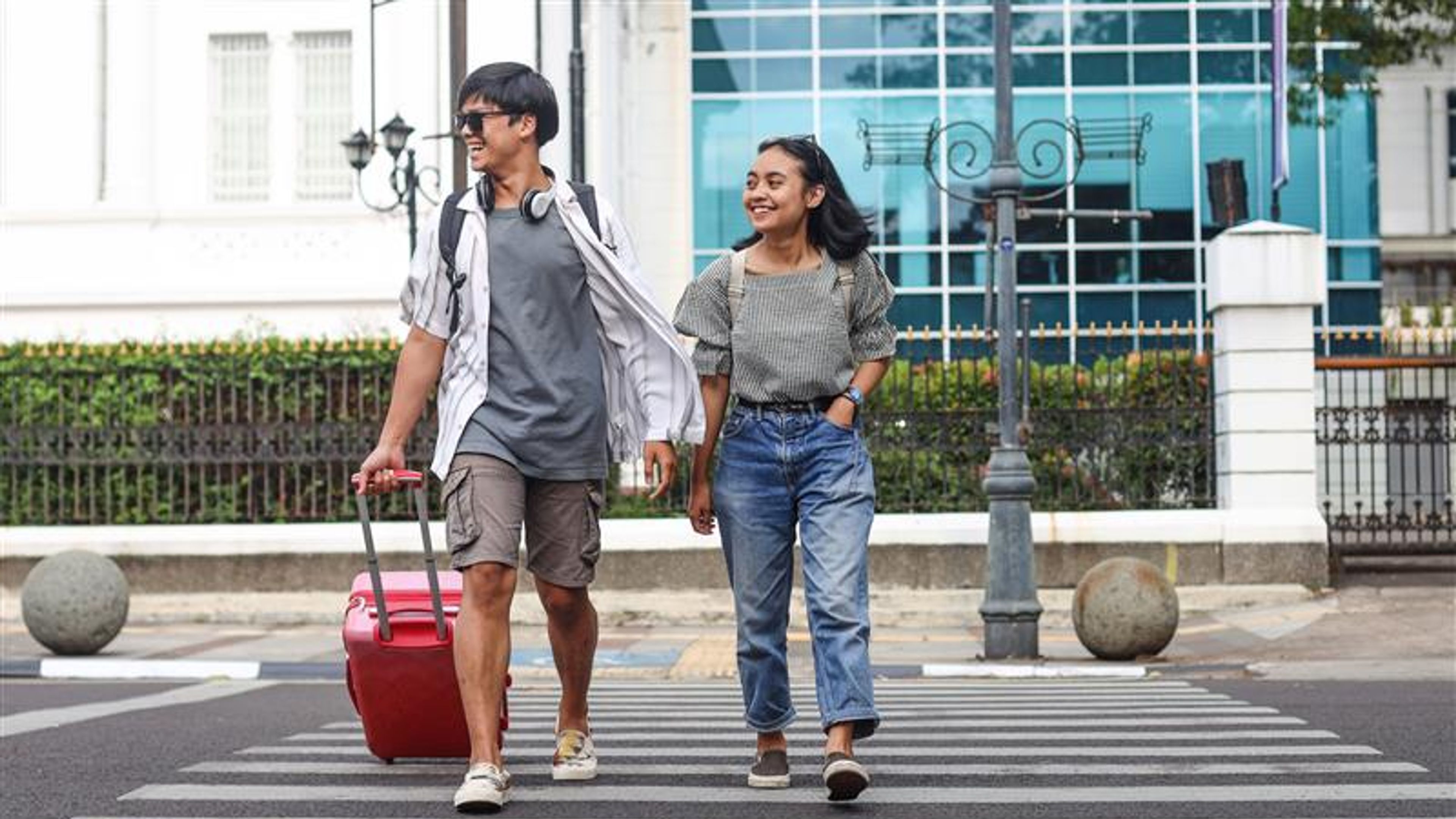 A couple travelling around the city 