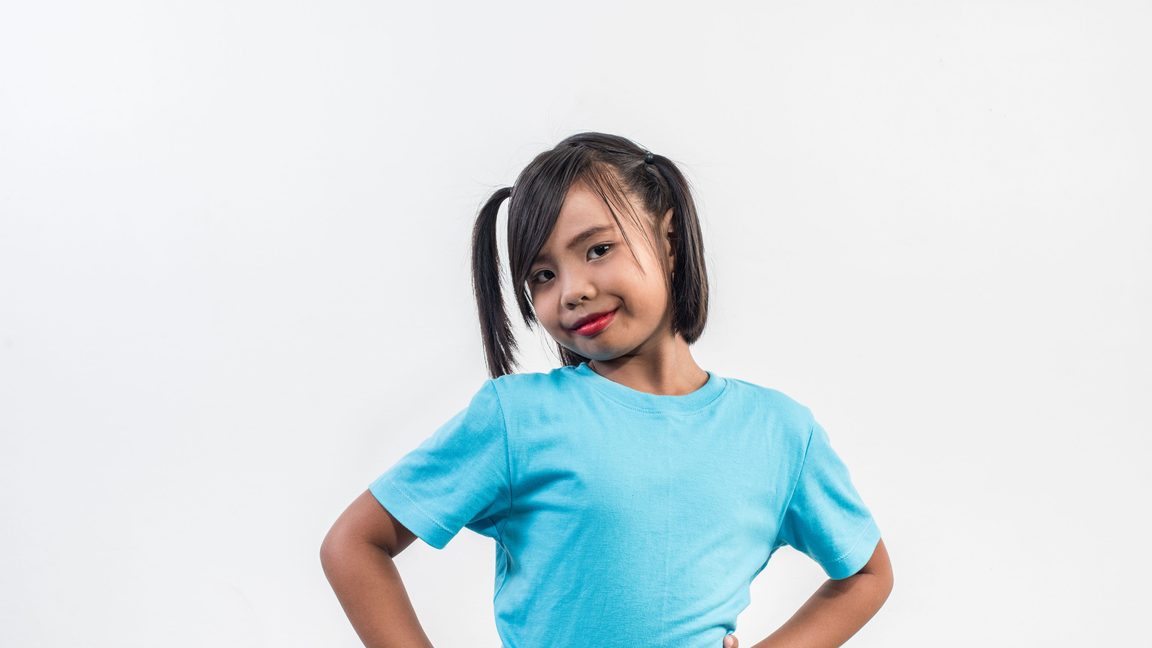 Potret gadis kecil lucu yang berakting di studio