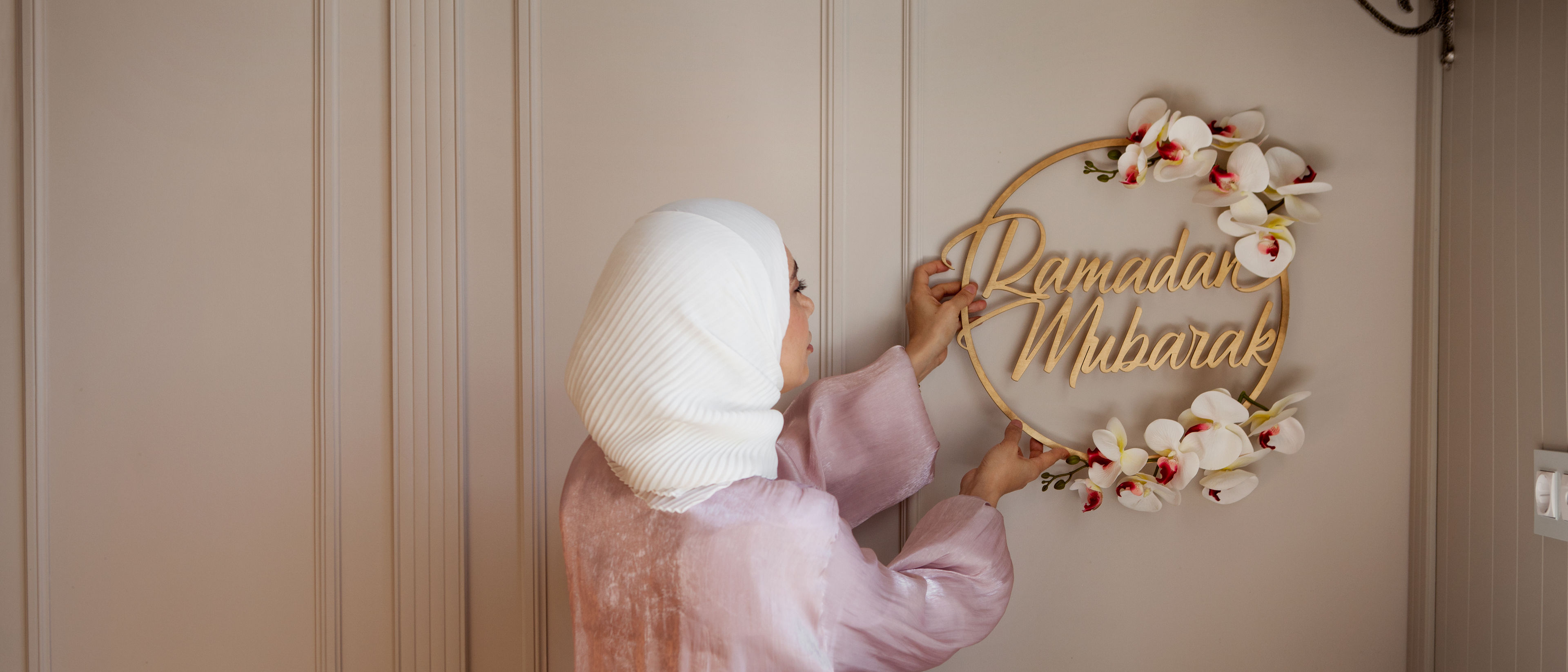 امرأة تزين المنزل
