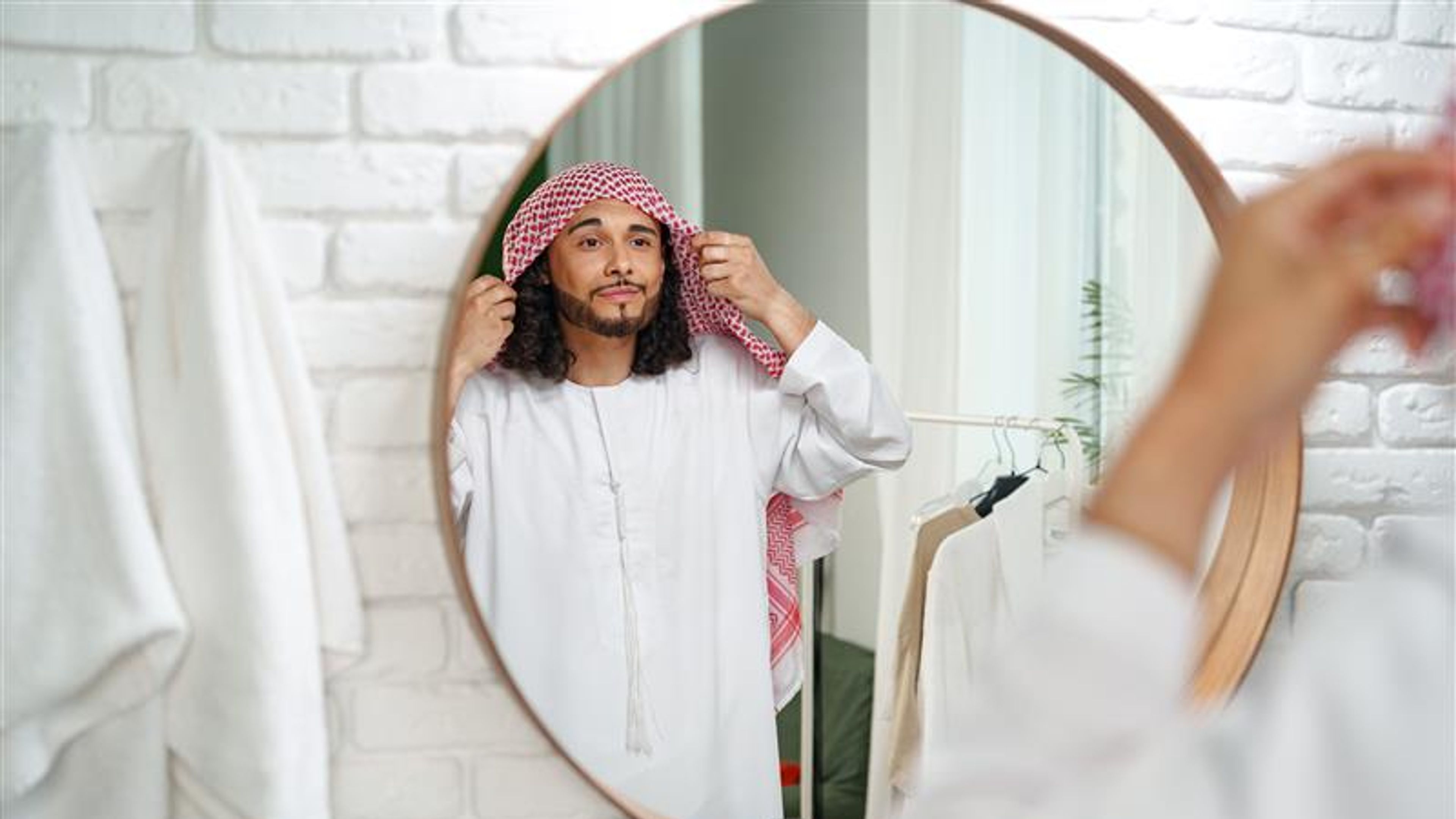رجل يستعد أمام المرآة 