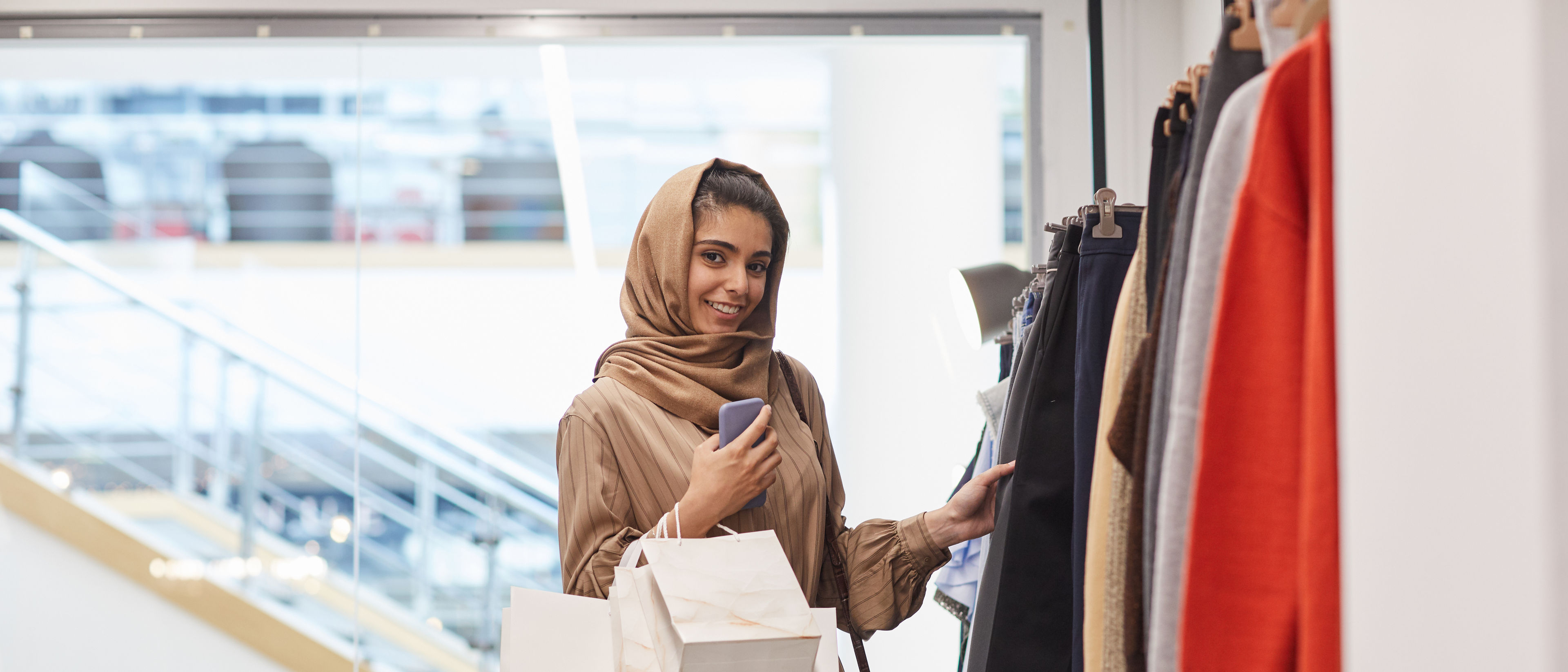 تسوق المرأة في المركز التجاري