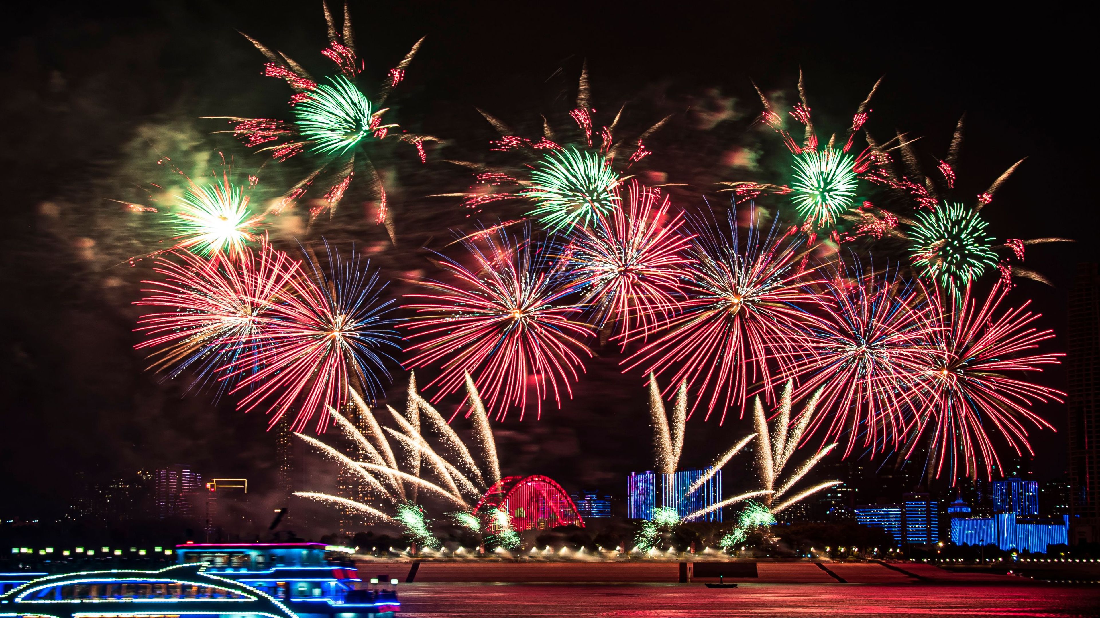 Brilliant fireworks light up the night sky over the Yangtze River 