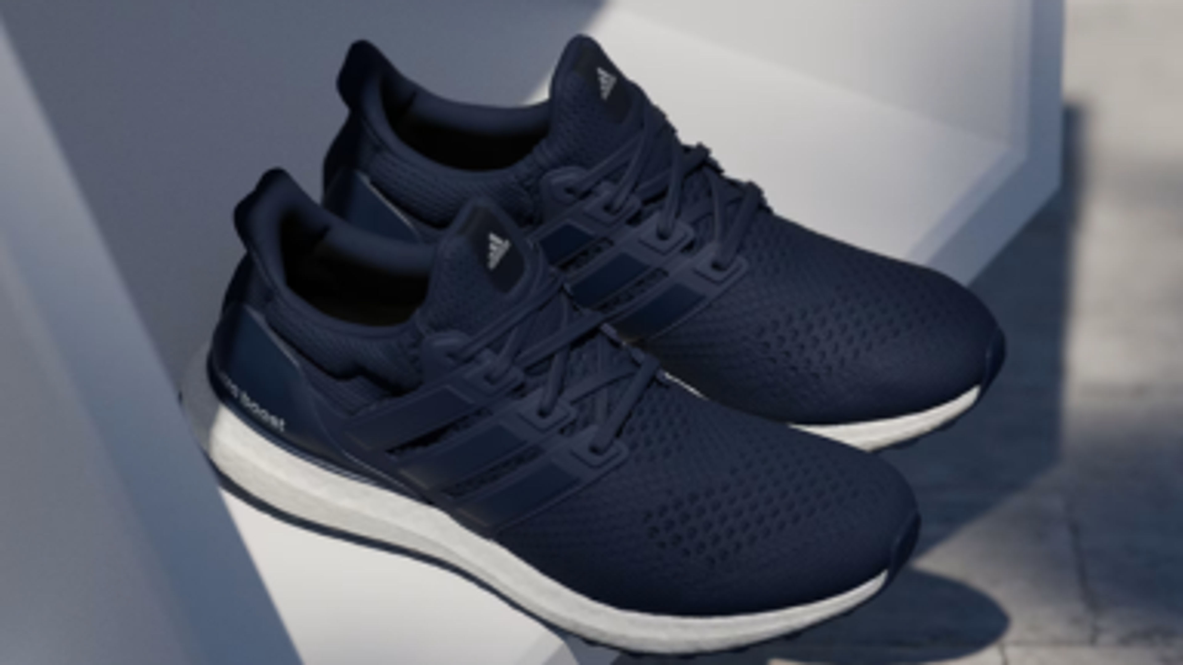 ภาพแบนเนอร์ของการลดราคา Adidas พร้อมรองเท้าคู่หนึ่งในโซฟา