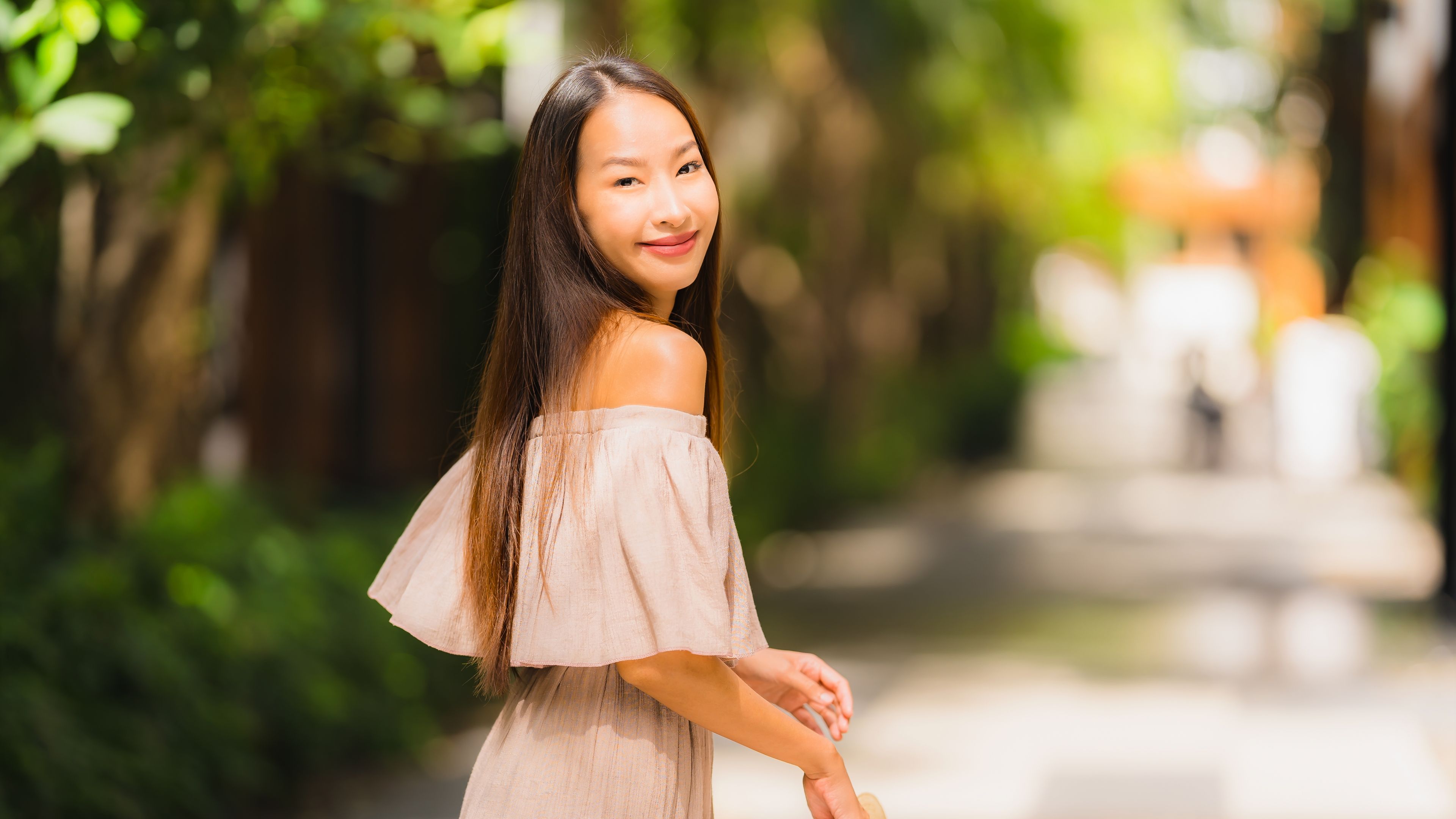 Summer sunny lifestyle fashion portrait of young stylish hipster woman. 
