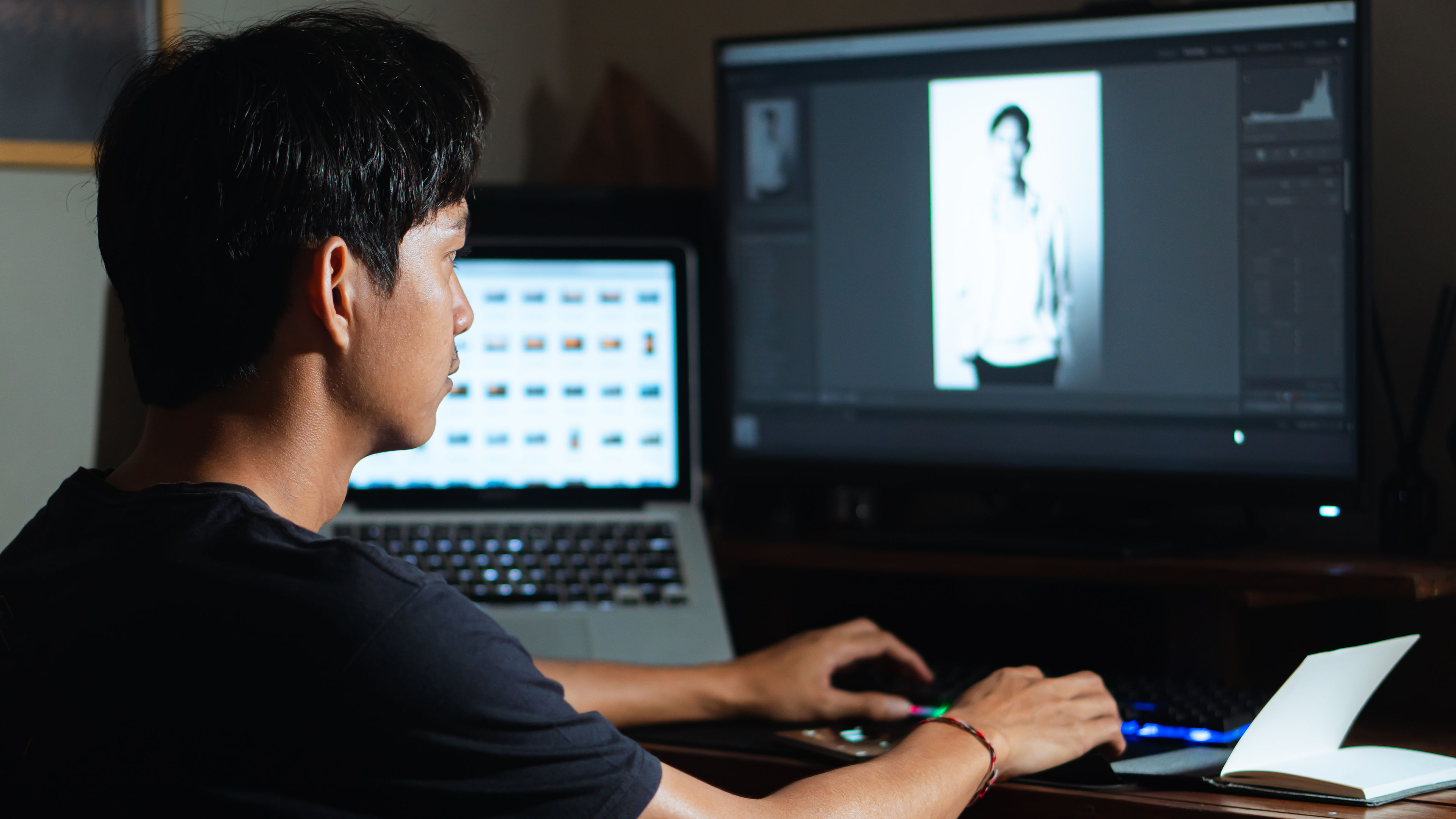 ผู้ชายที่ทํางานบนคอมพิวเตอร์
