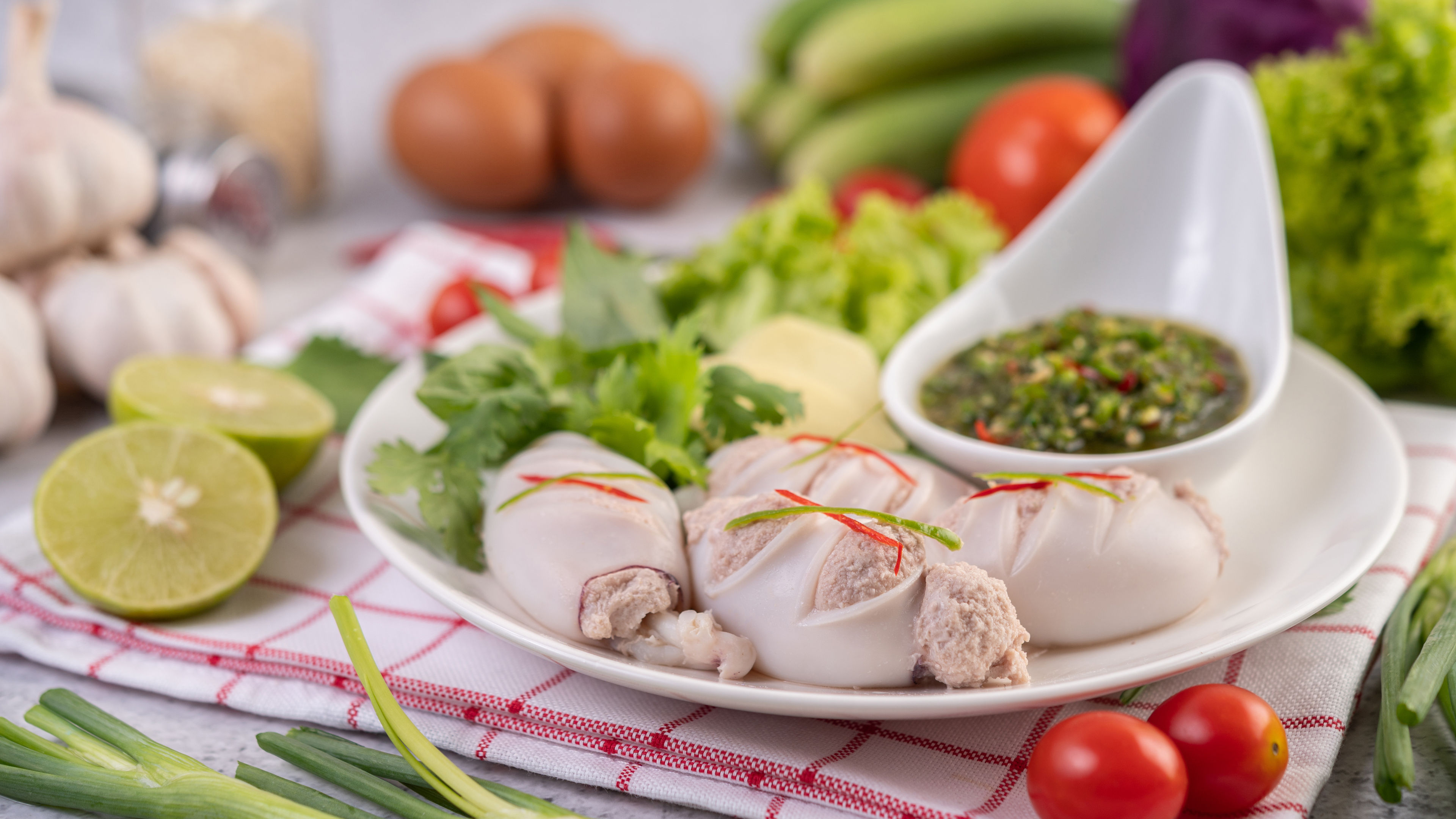 Squid stuffed with cooked pork with seafood sauce. 