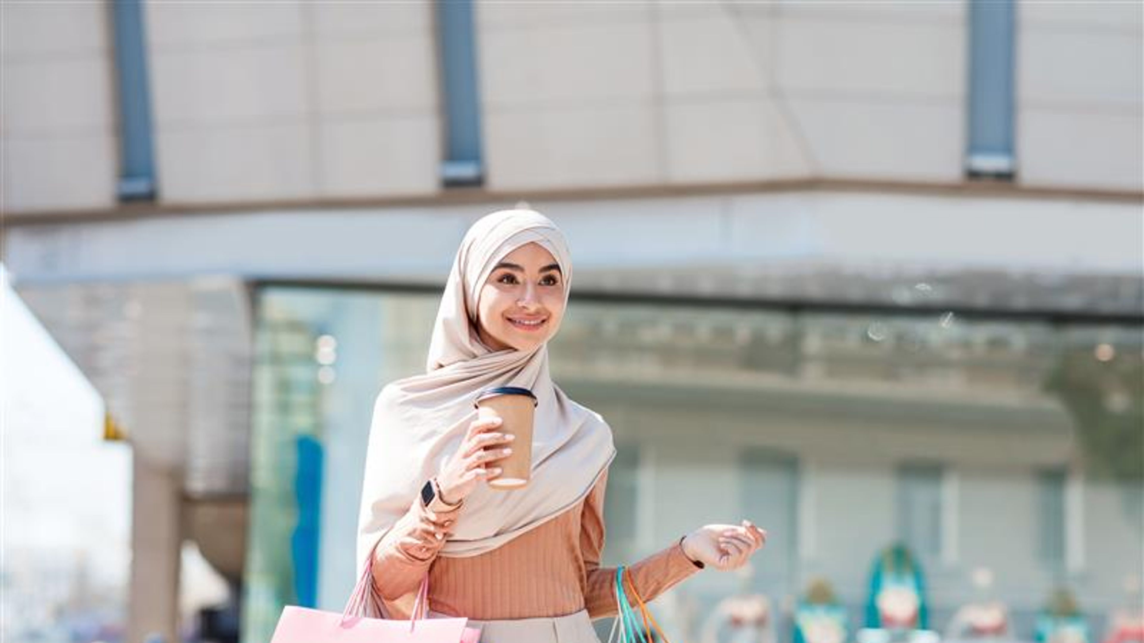 امرأة تحمل حقائب تسوق في متناول اليد