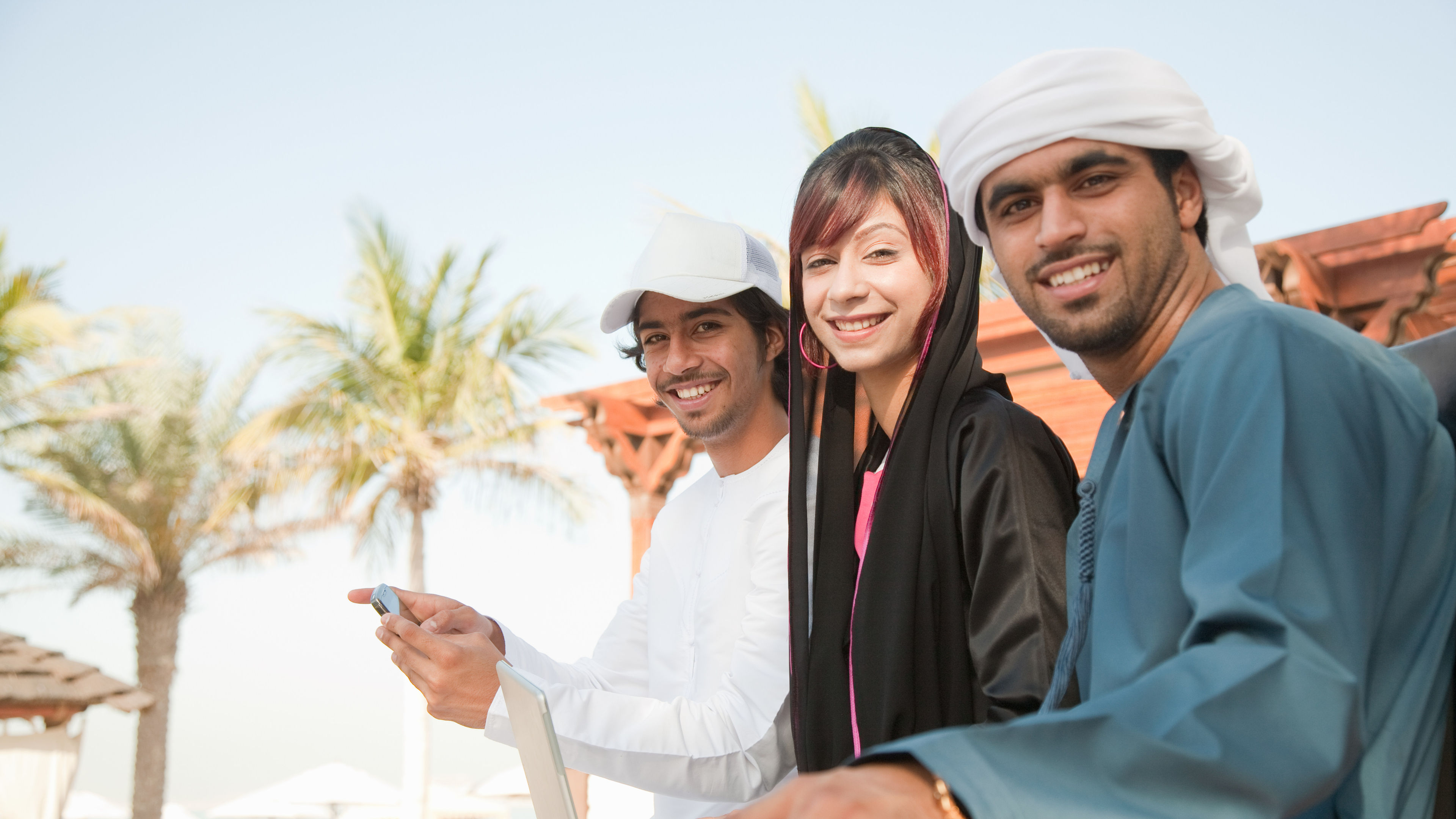 ثلاثة أصدقاء صغار يقفون أمام الكاميرا لالتقاط الصور 