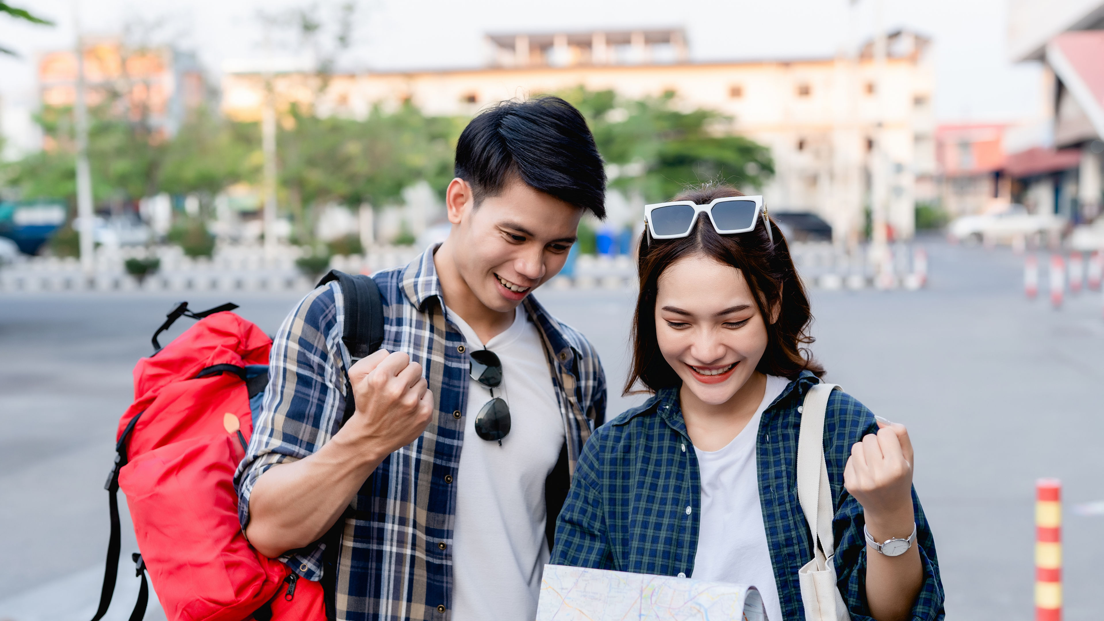 Các cặp đôi châu Á khám phá du lịch