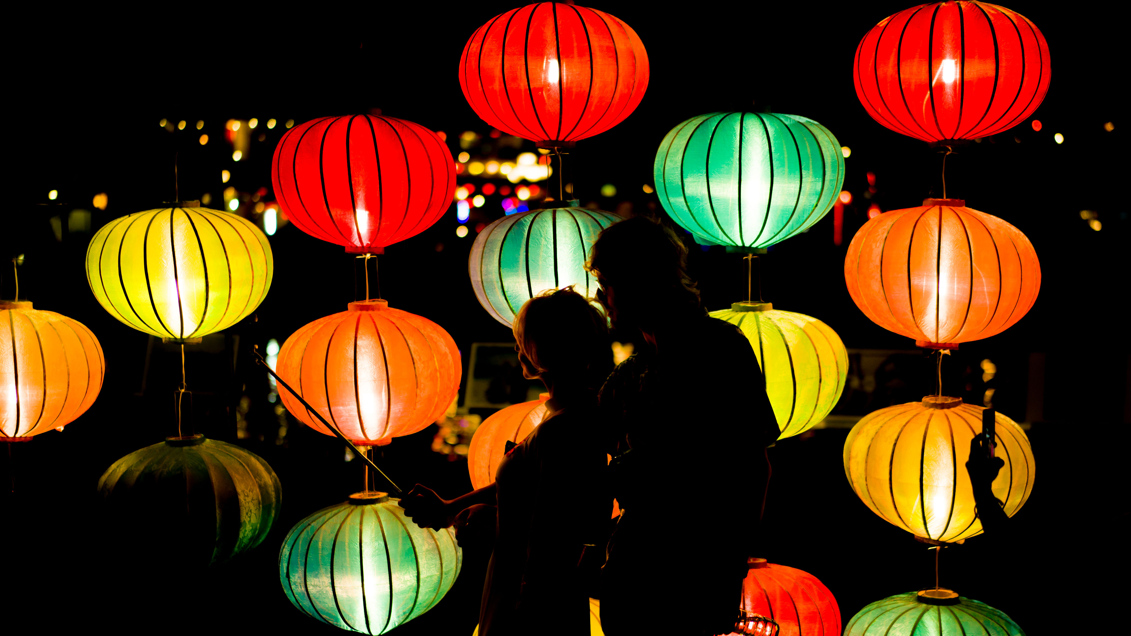 Một cặp vợ chồng trên dòng sông thắp đèn lồng  