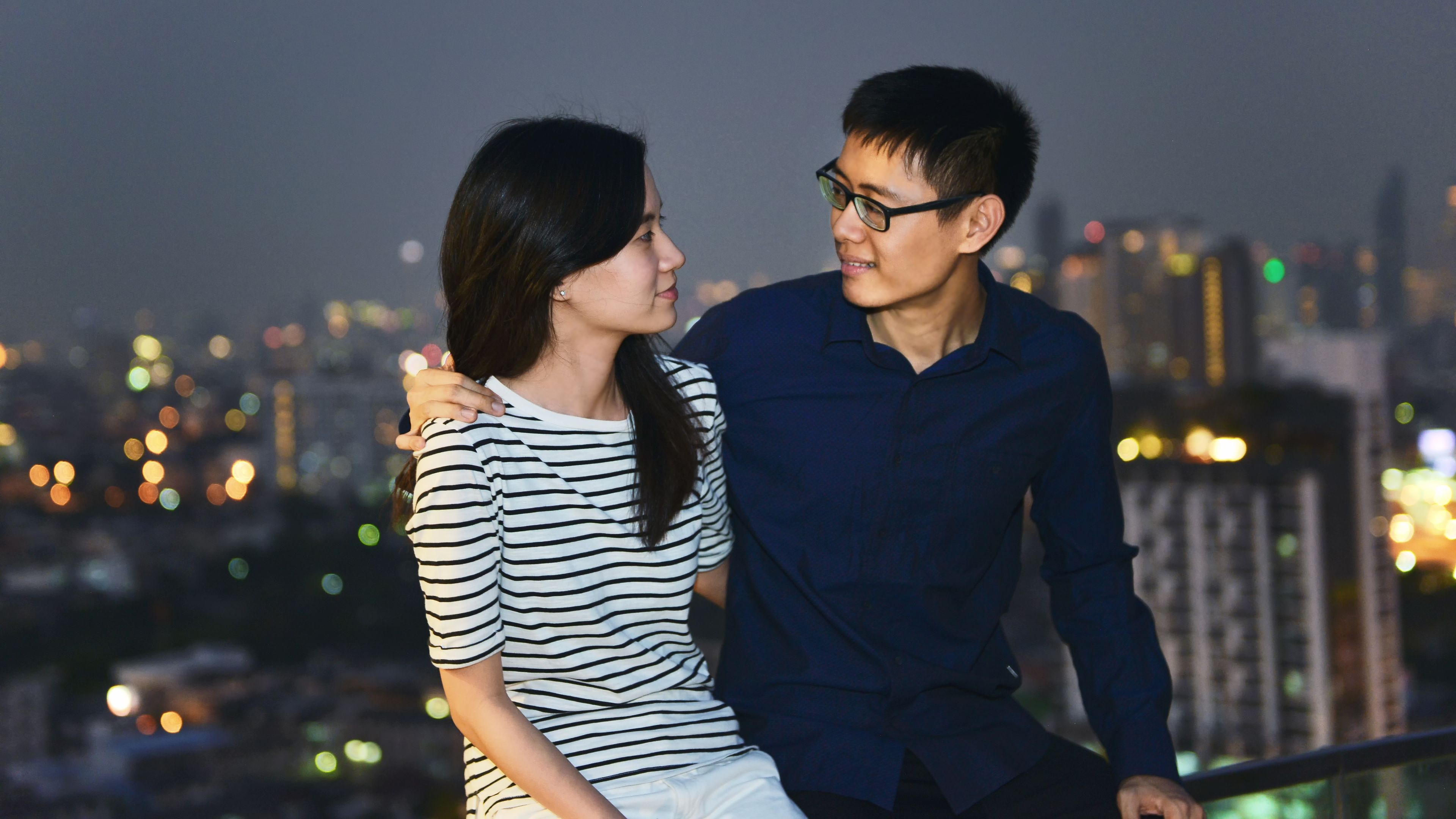 Cặp đôi tại một khách sạn trong thành phố 