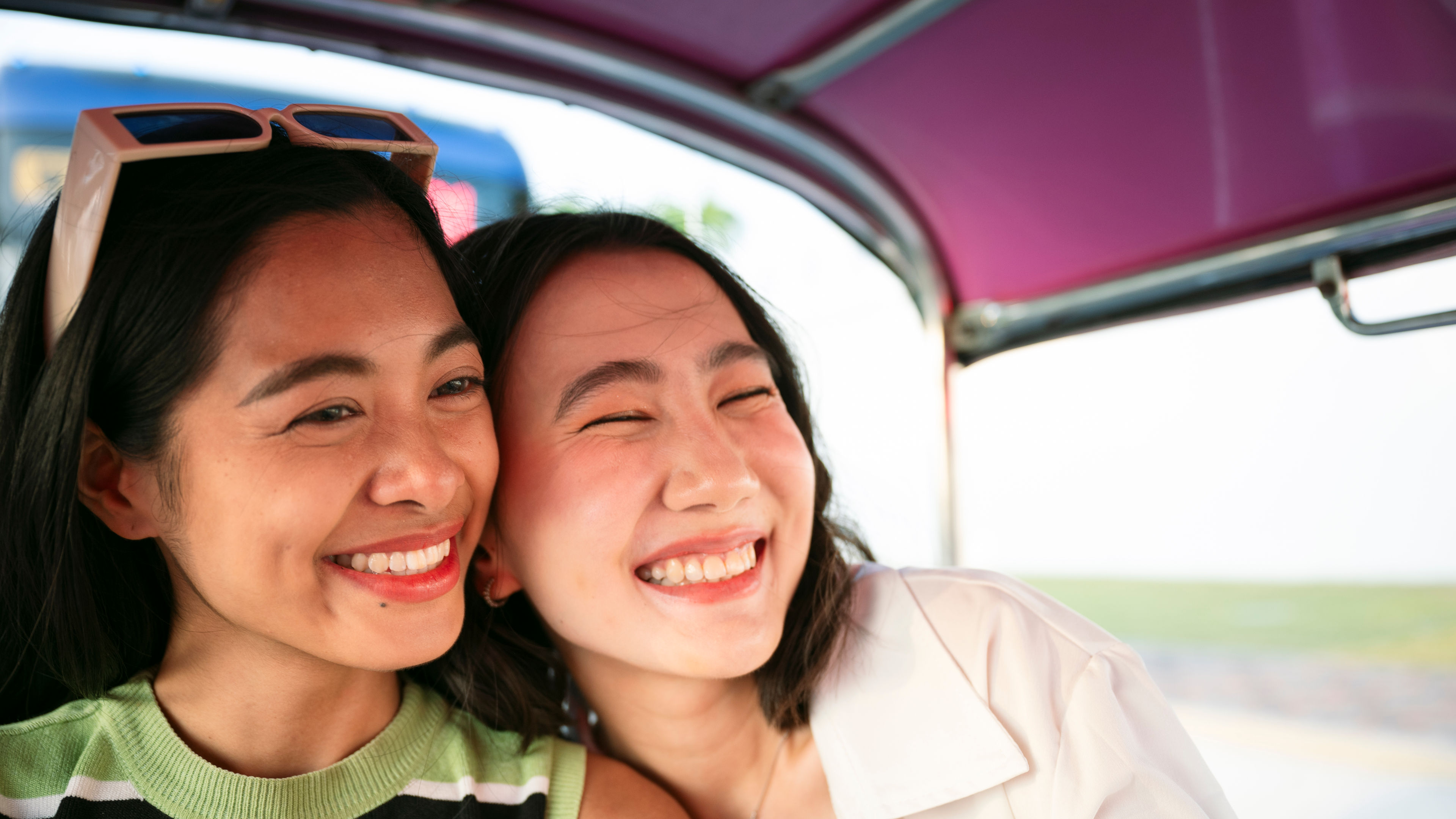 Hai người phụ nữ mỉm cười