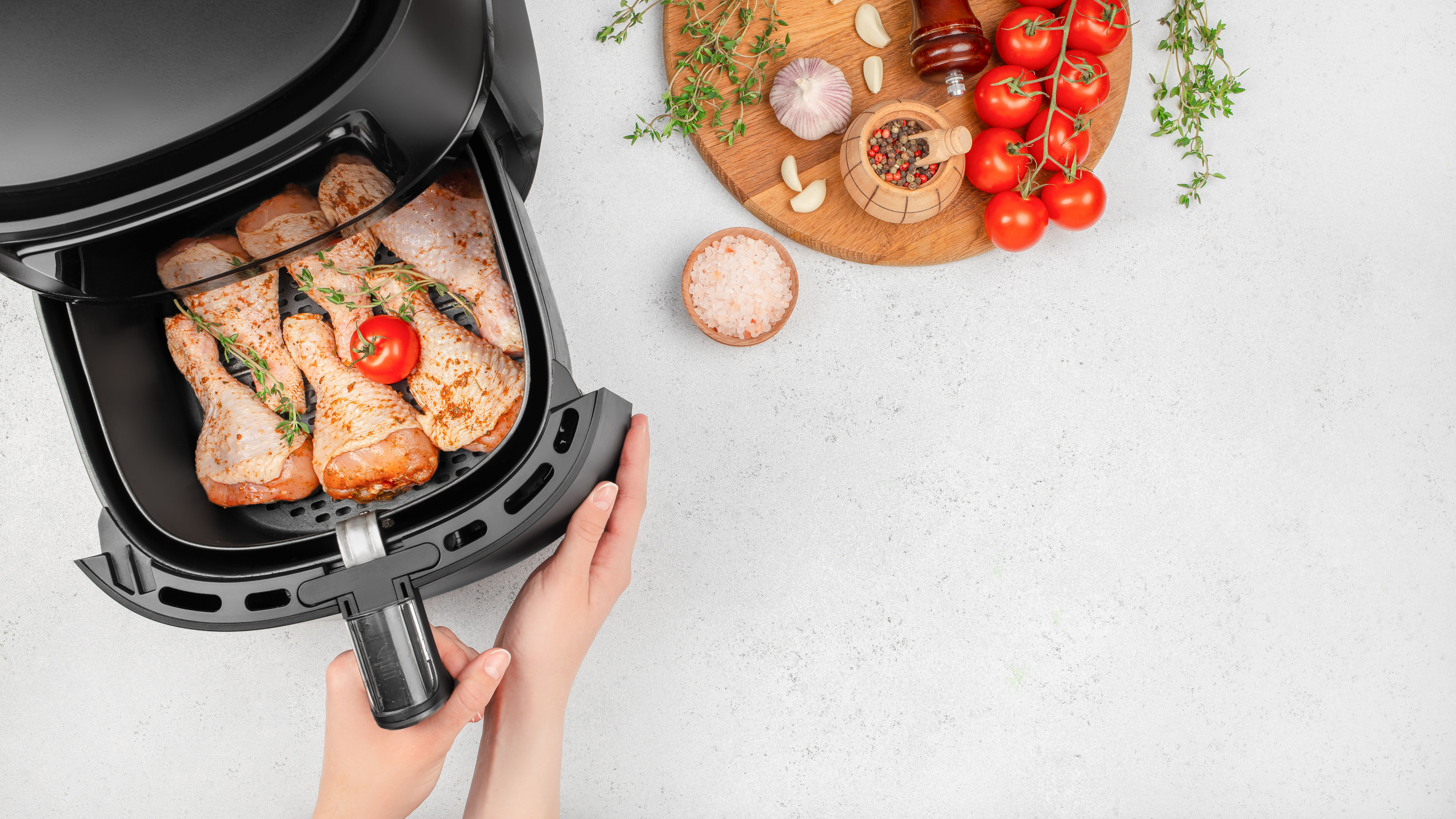 Air fryer with marinated chicken drumsticks 